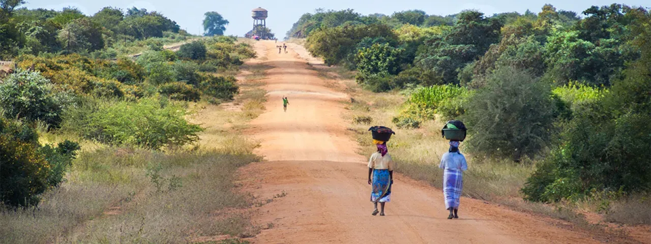 走在路上的非洲妇女